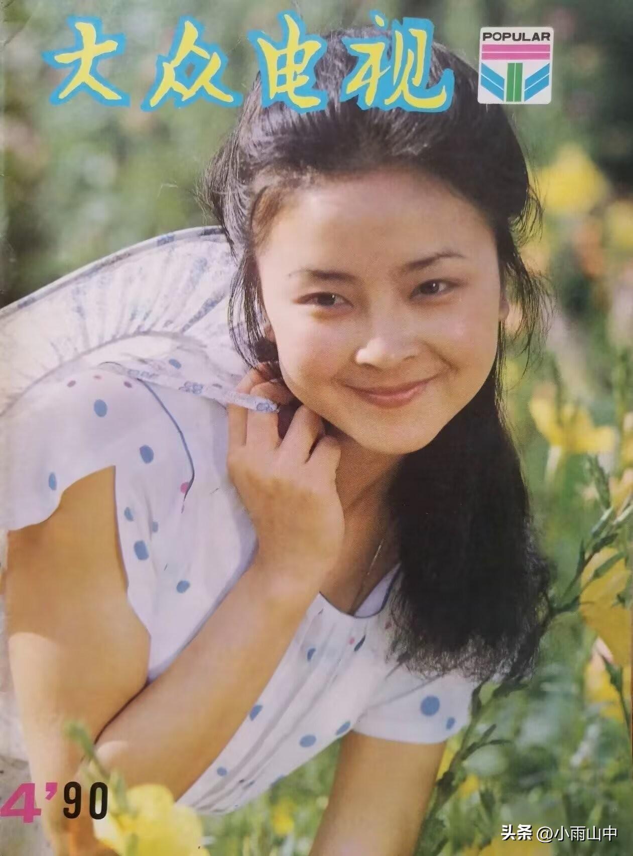 周洁、朱碧云都是舞蹈演员出身，都有江南美女的灵秀。两人穿同款连衣裙，置身在美丽的