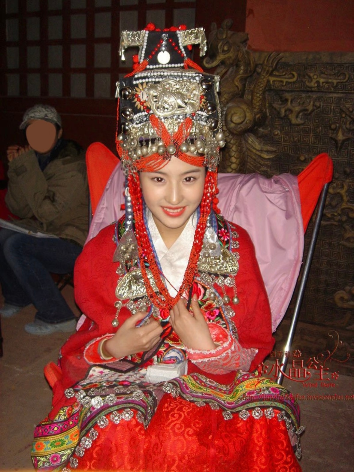 一直以为刘亦菲这个红椅子是神雕的时候买的，没想到仙剑的时候就有了，这椅子什么来历