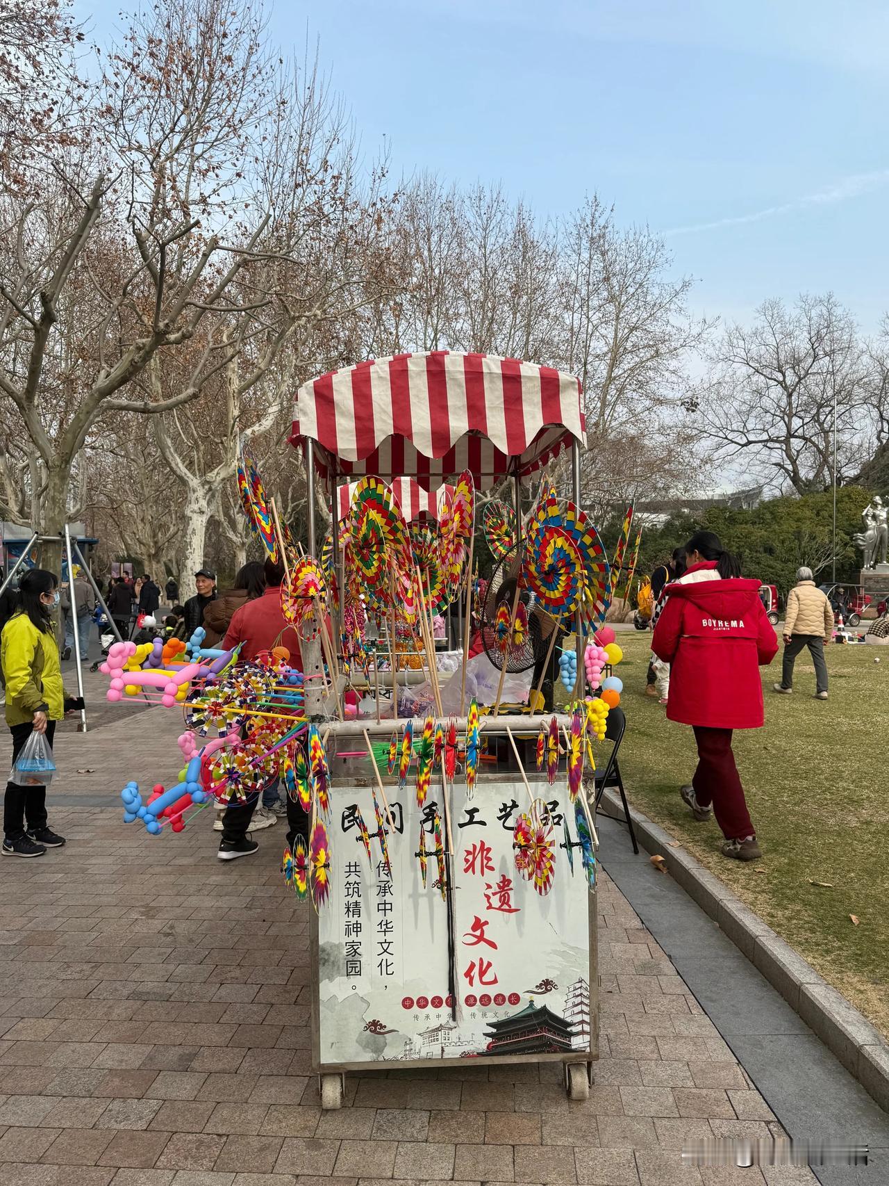 明天就要开学了，加上天气晴好，今天长风公园里都是小朋友们的欢声笑语。

由于公园