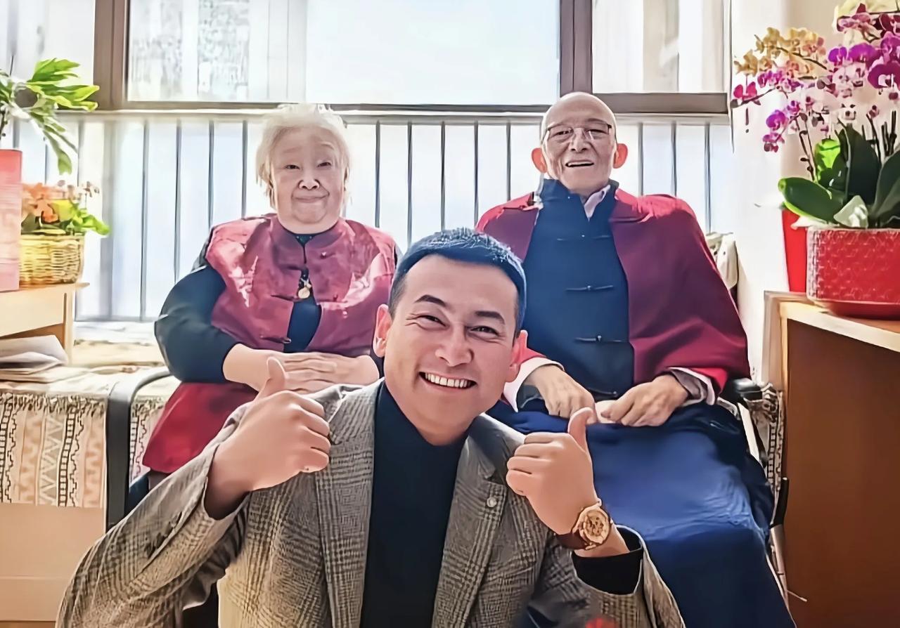 92岁济公游本昌不显老，鹤发童颜有什么保养秘诀？

过年那会儿，游本昌老爷子从养