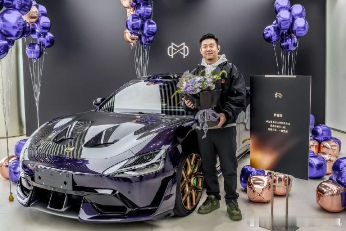 小米汽车定制版本已经开启交付了，买定制版的人是真有钱，真喜欢这台车啊本来30万的