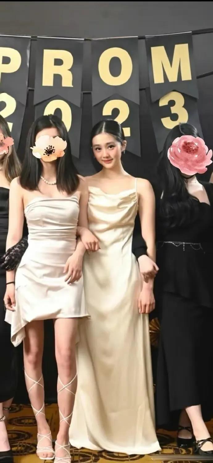 黄多多真的长大了！

网上爆出黄磊的女儿多多的最新照片：穿着吊带的绸缎晚礼服，看