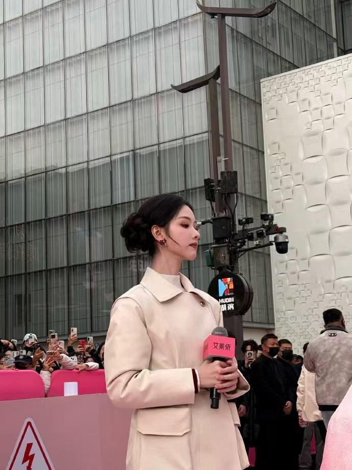 陈都灵兔耳造型陈都灵侧丸子头 陈都灵侧丸子头，陈都灵今日线下活动路透，侧丸子头加