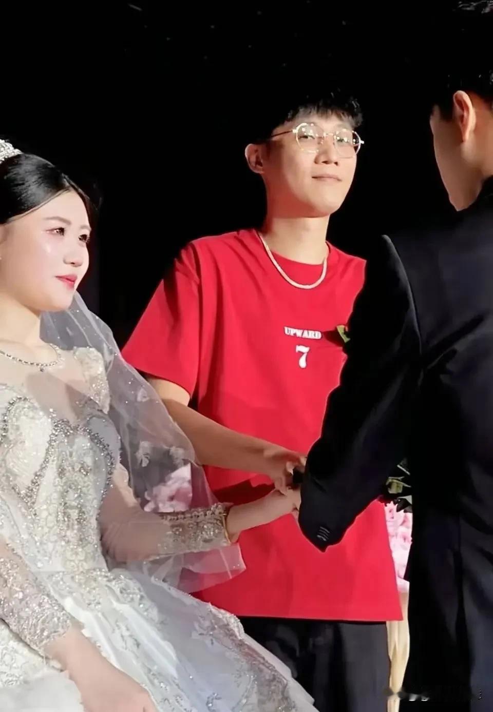 这位41岁的"冻龄岳父"之所以火，
根本不是因为什么神仙基因。
 
并不是因为他