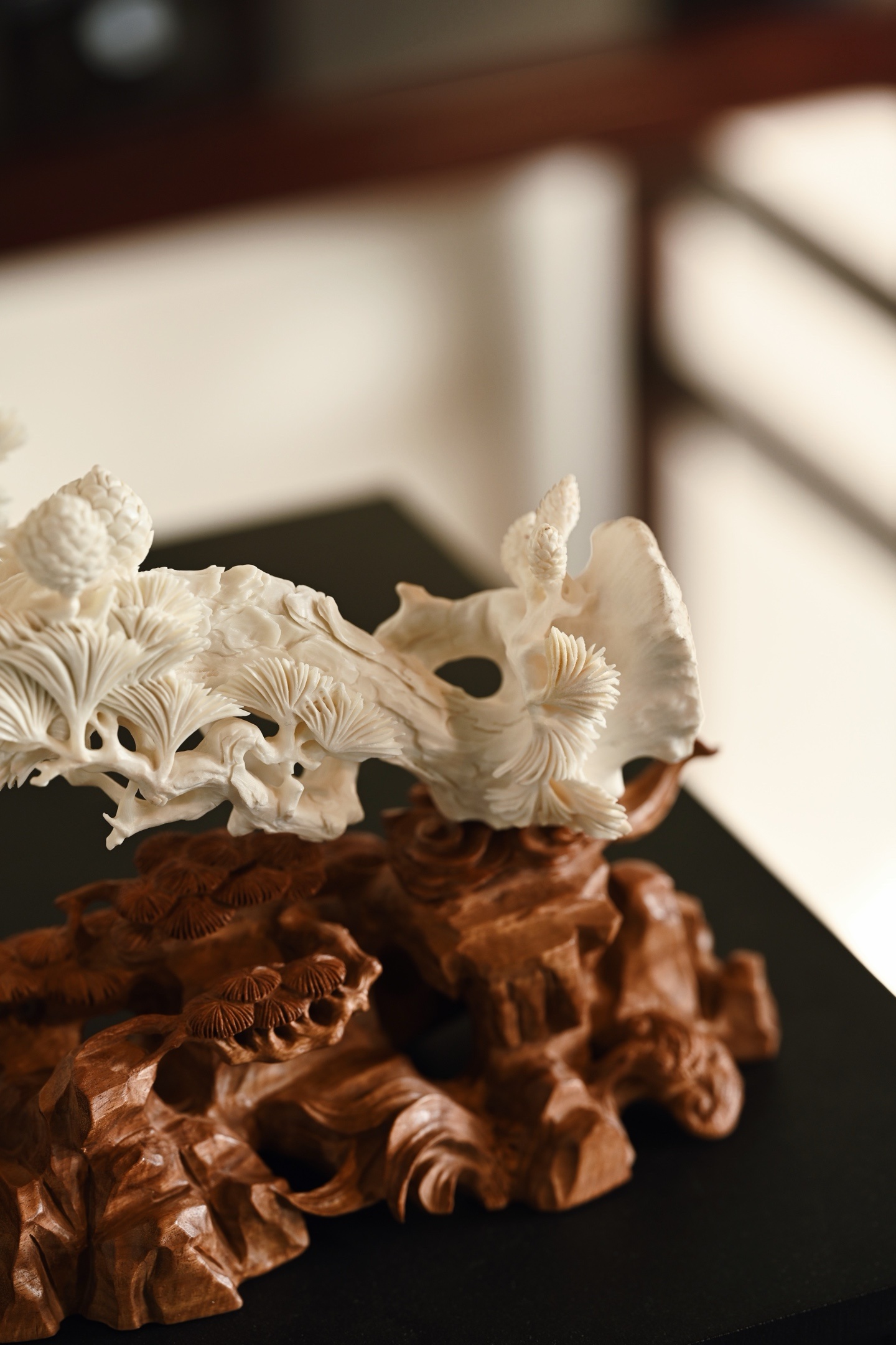 鹿角 | 松风朗朗 摆件琢刻舒朗空明，松针郁郁葱葱，超然脱俗，清雅非常，置书案、