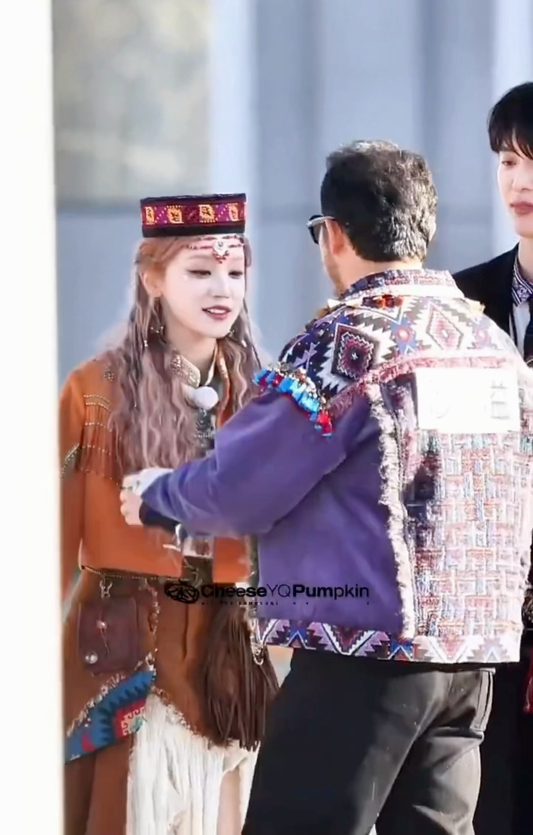 沙溢宋雨琦无妄之灾，两个人只是在体验塔吉克族贴面礼而已