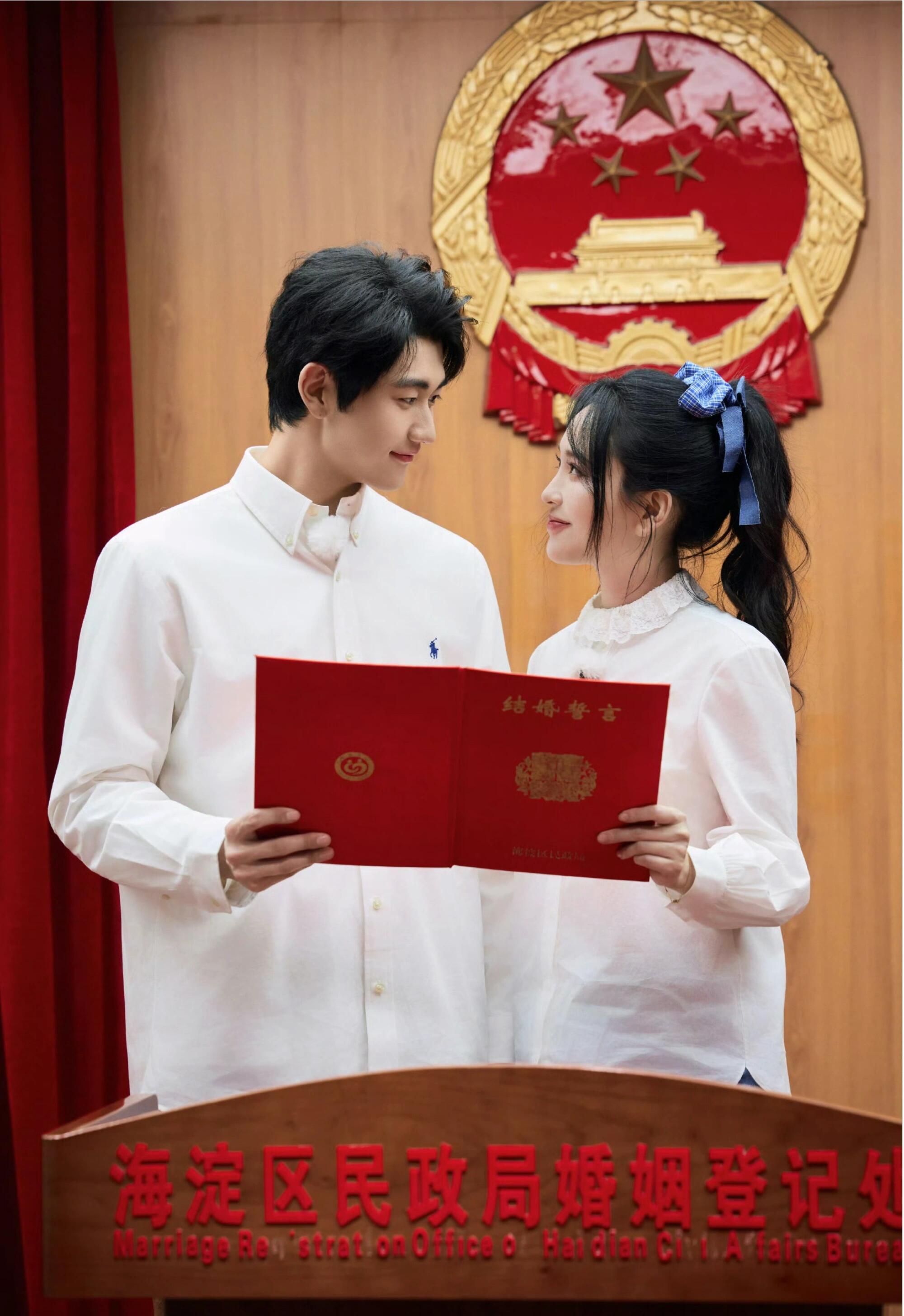 金莎结婚照参考了内娱4对夫妇被这组领证照甜到了！妈呀，恭喜金莎，孙丞潇领证结婚了