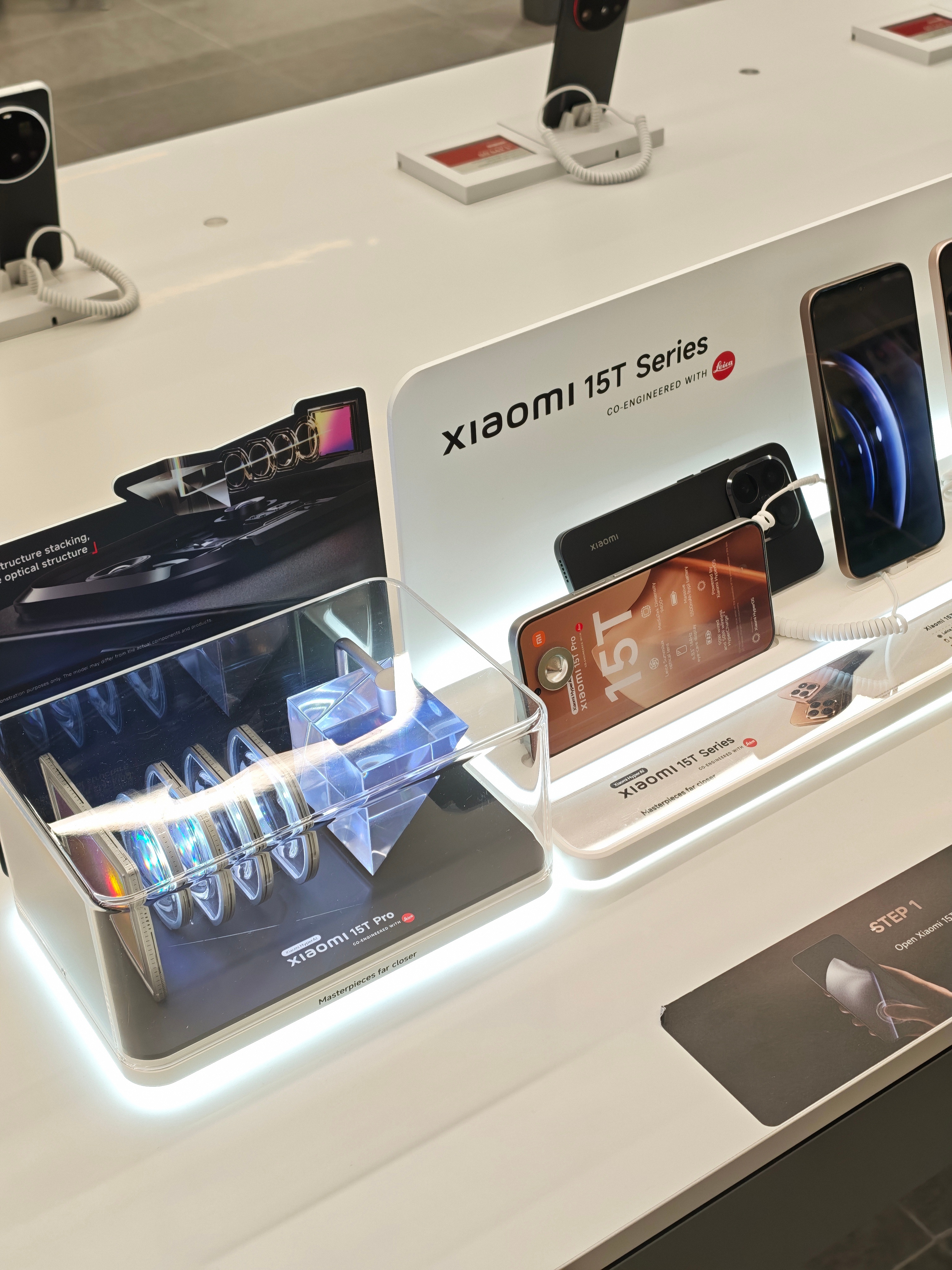 在樟宜机场逛了一下顺便看看这里的小米之家目前17系列只有国内才有卖，海外主打的是