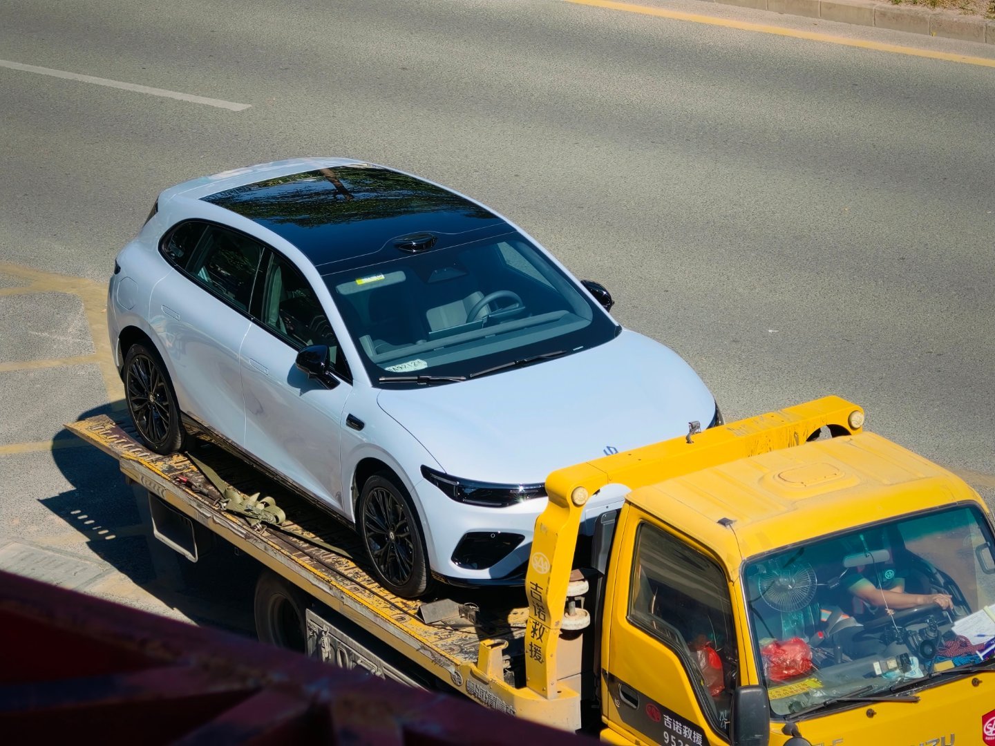 这车只要十万块对这个小车感兴趣了找零跑借了一辆 Lafa5 试一试十万块，这造型