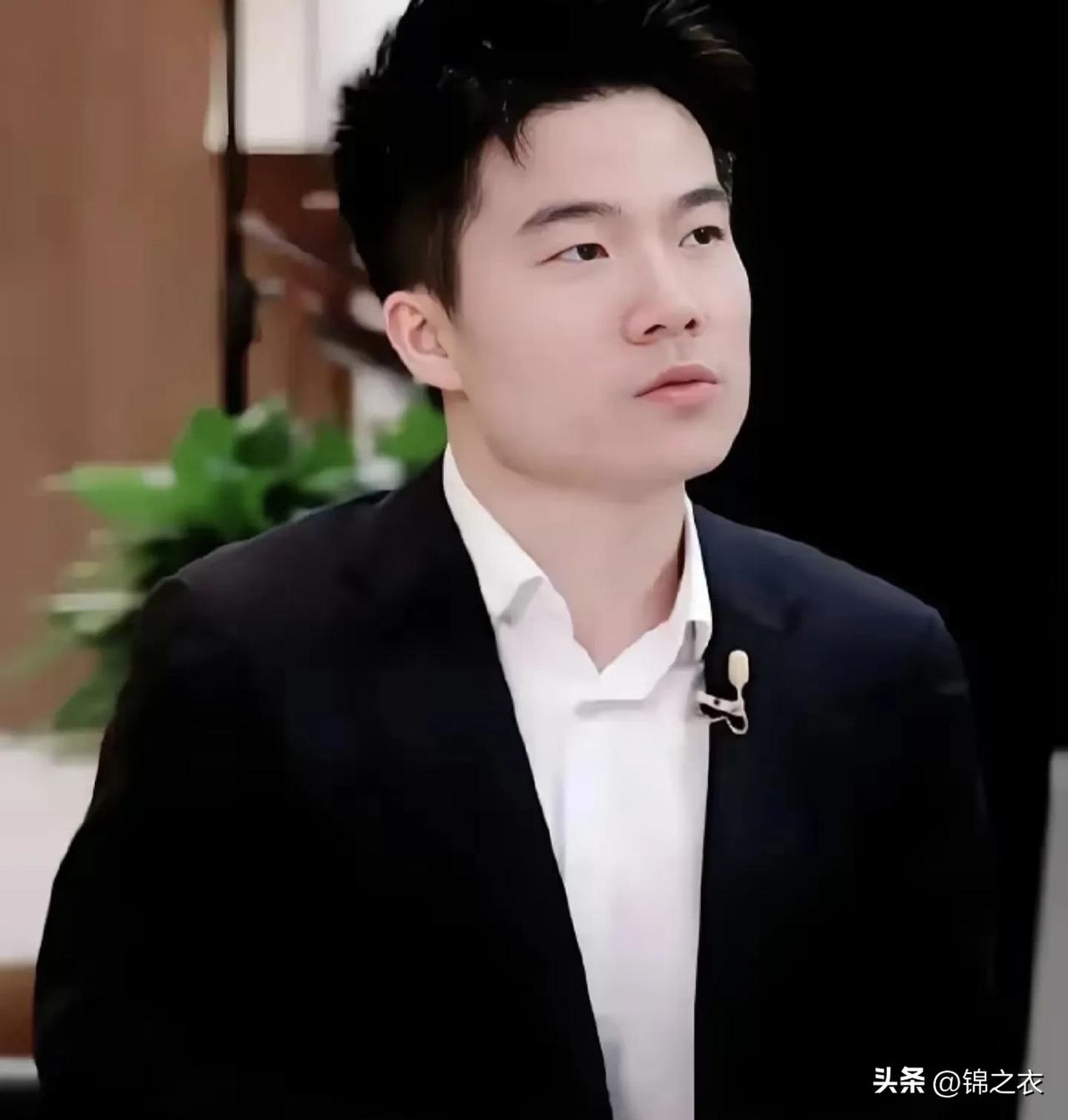 有网友评价董宇辉说；我对这个人呢，谈不上粉，也谈不上嫌，dy也没有关注他，而他就