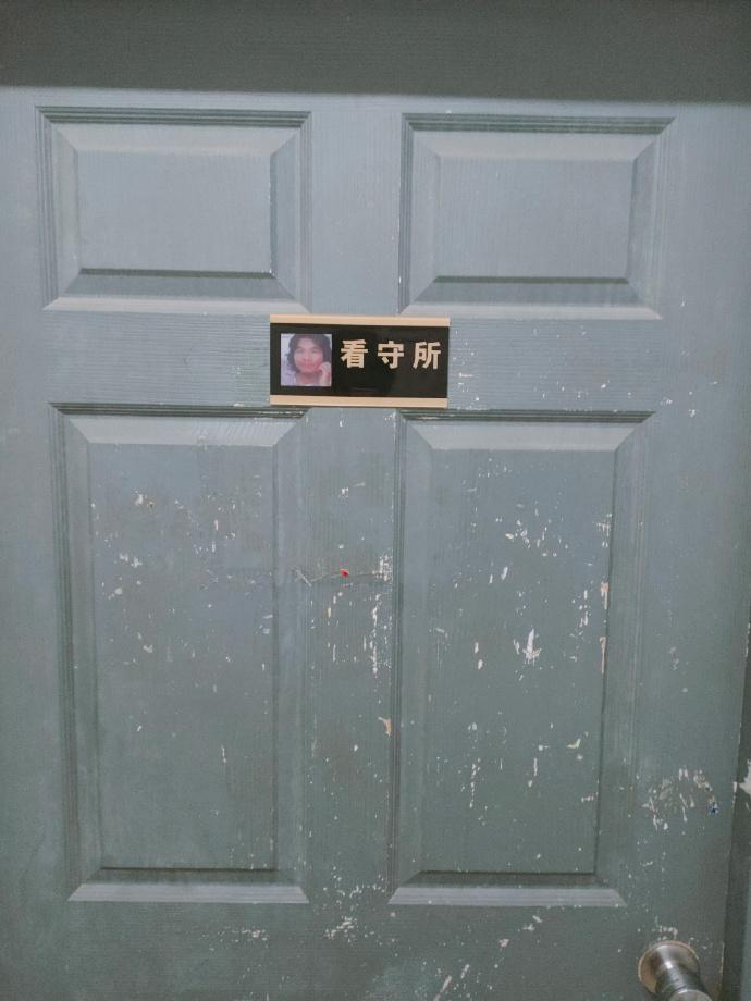 大学生有自己的寝室门牌 