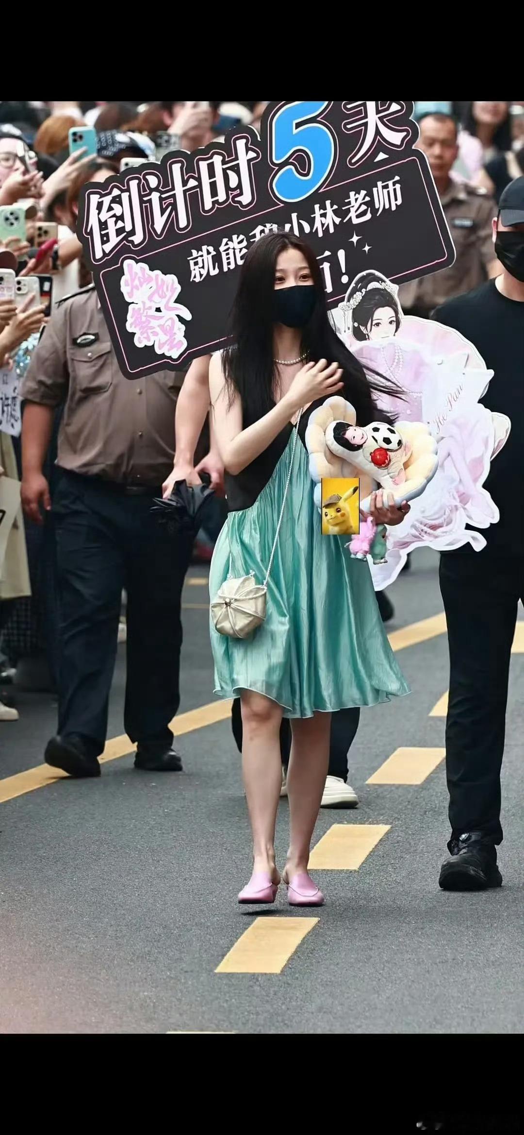 虞书欣穿搭不错，青春少女系 