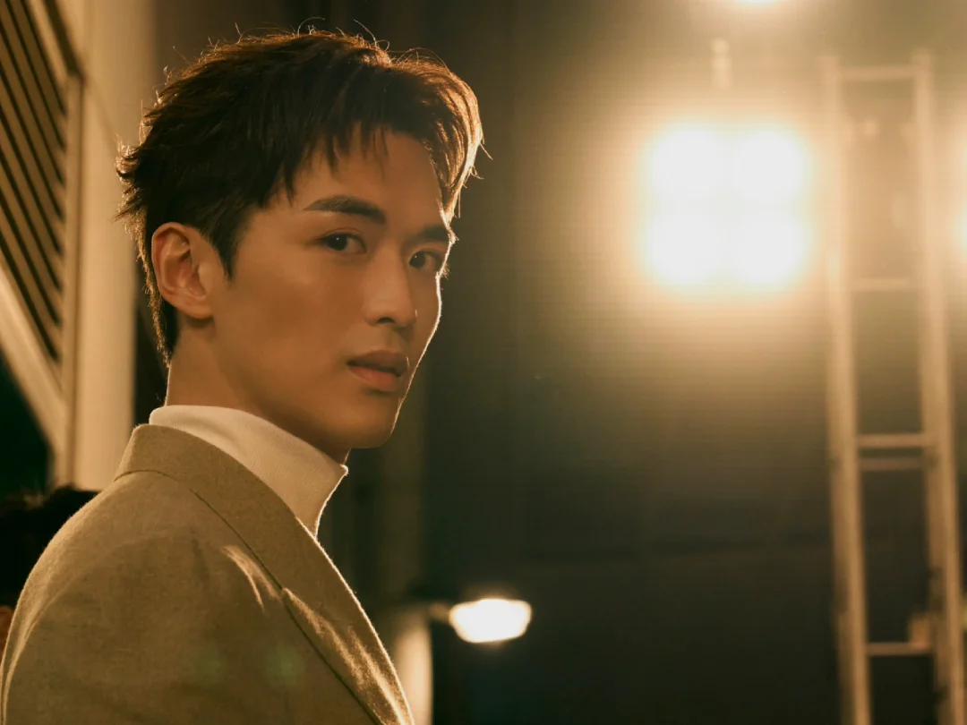 和其光，同其尘；直而不肆，光而不耀。