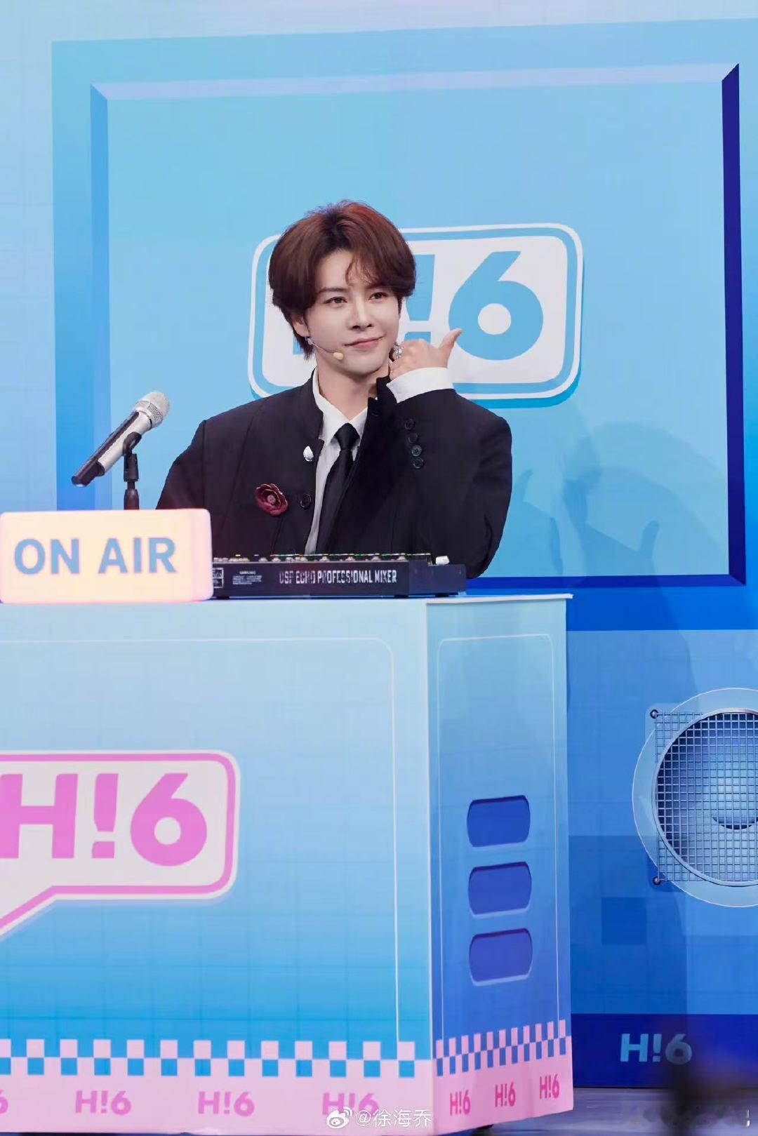 杨迪电动车混入法拉利停车场 你好星期六电动车误入法拉利停车场既视感，形容杨迪真的