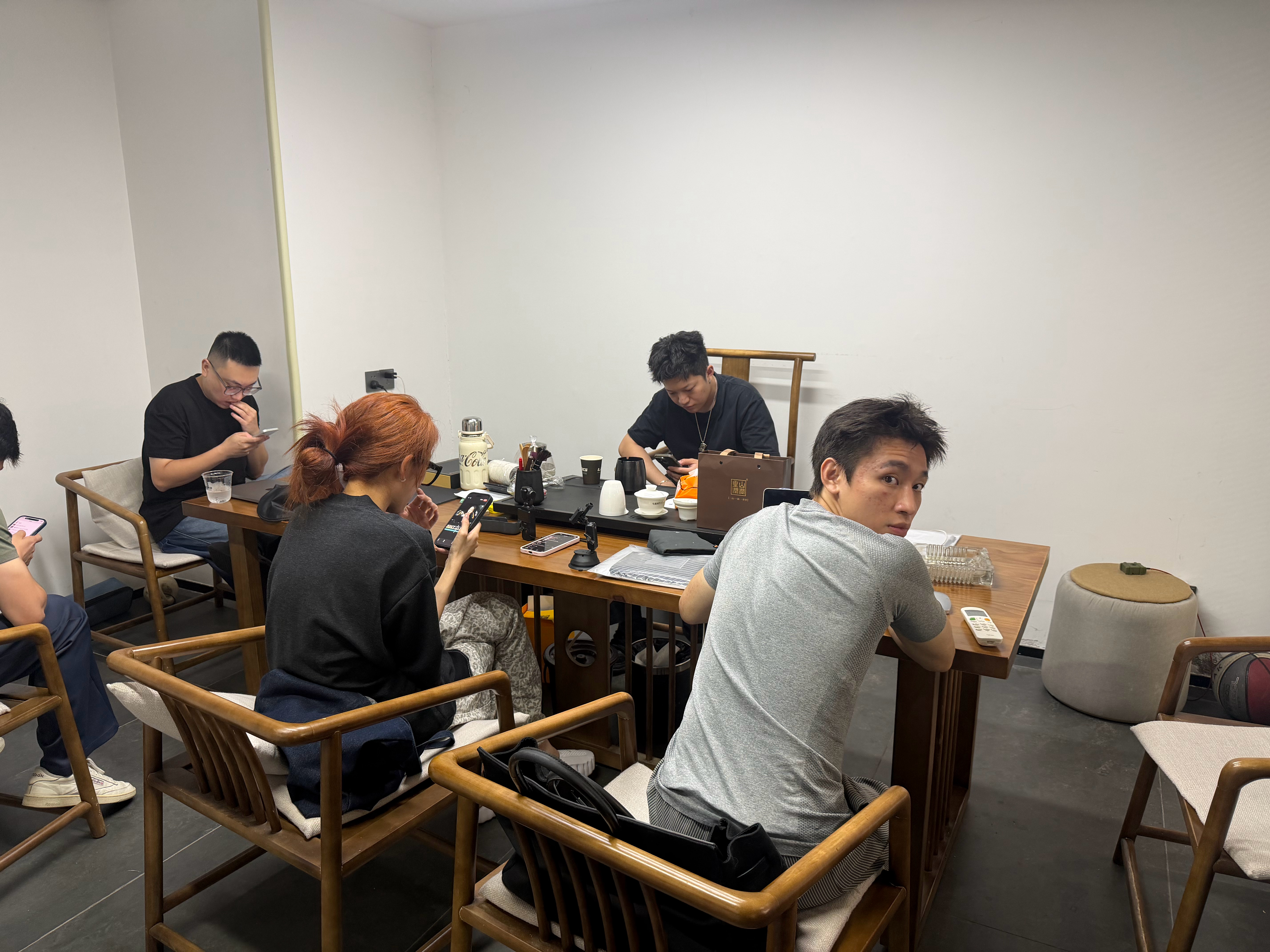 这两个傻叼一个黄毛染回黑色，一个黑色染成红毛