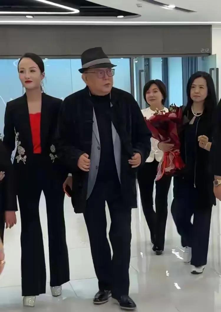 王刚最厉害的不是演戏，是有温婉的妻子陪伴，有优秀的儿子在膝下
说起来可能有点意外