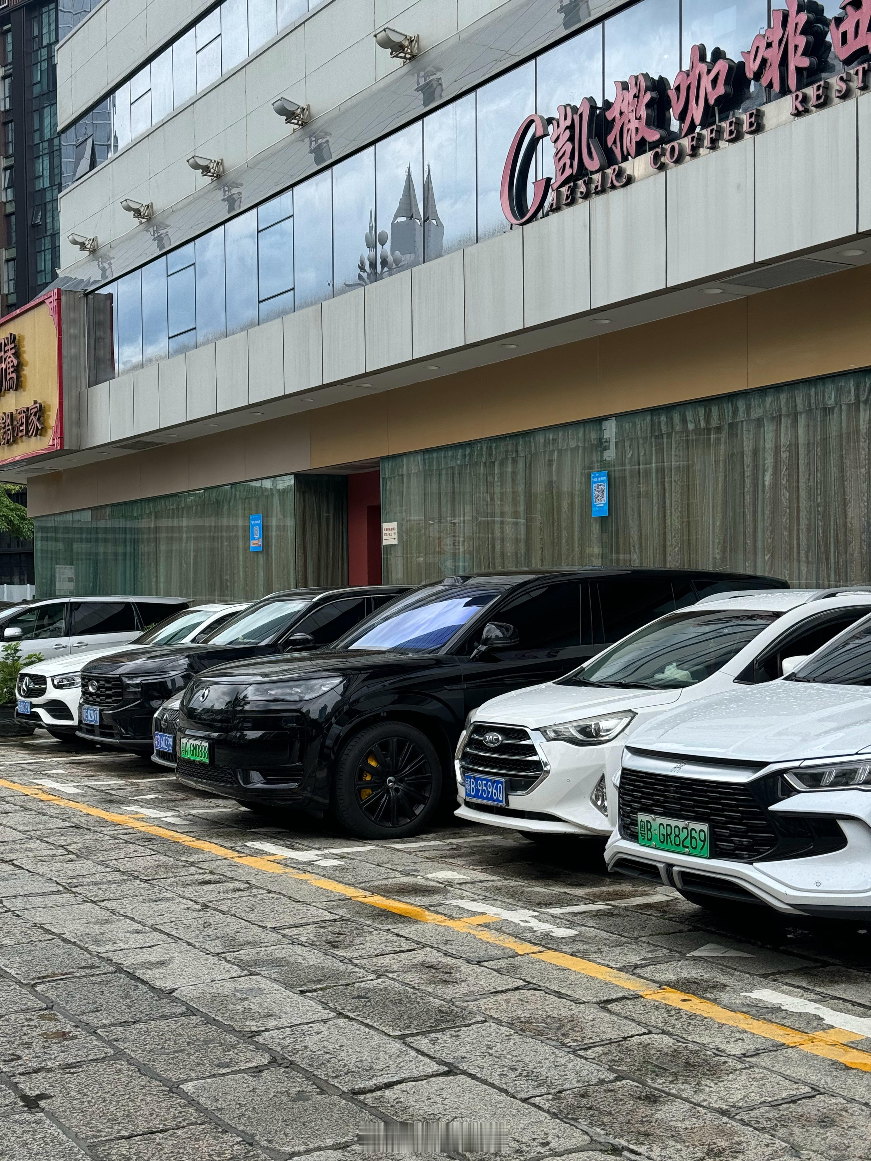 公司楼下来了一台黑武士腾势N9这姿态你们觉得怎么样[喵喵]比亚迪[超话]  ​​