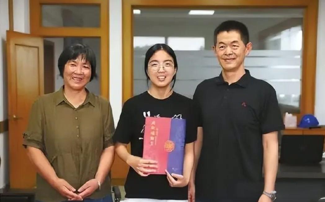 浙江女孩吴玉其，被一位好心人资助了四年。2023年，她从兰州大学毕业，获得复旦大