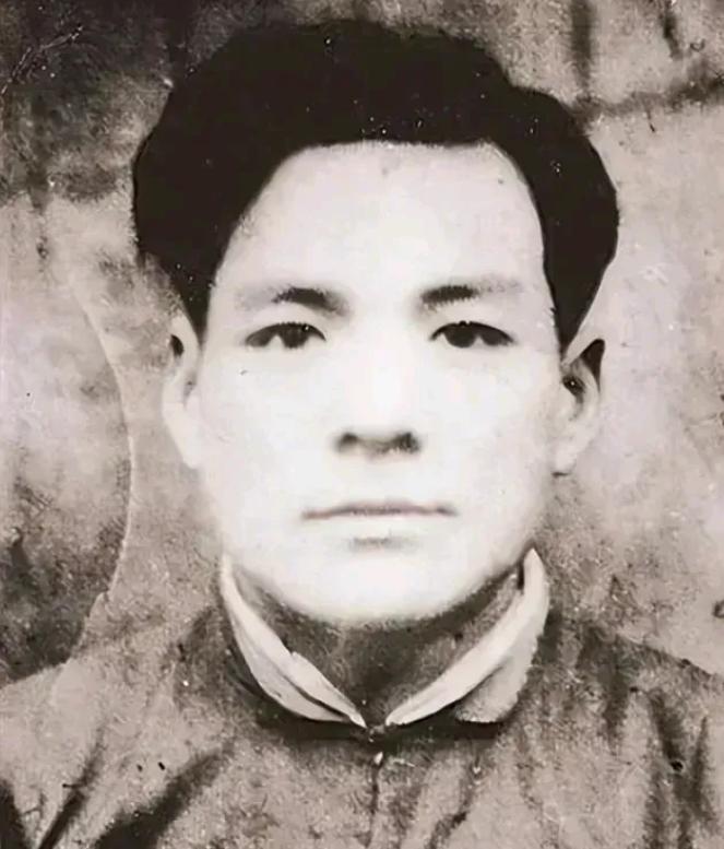 1943年，大汉奸林洪洲在路边解手，一个老汉见他孤身一人，直接一锄头把他敲个半死