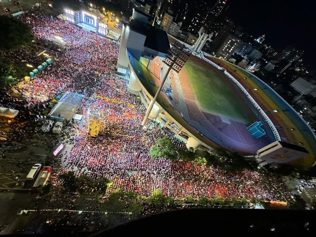 侯康板桥选前之夜22万人冲爆，原定出席的前台大校长管中闵并未出现。到底是什么原因