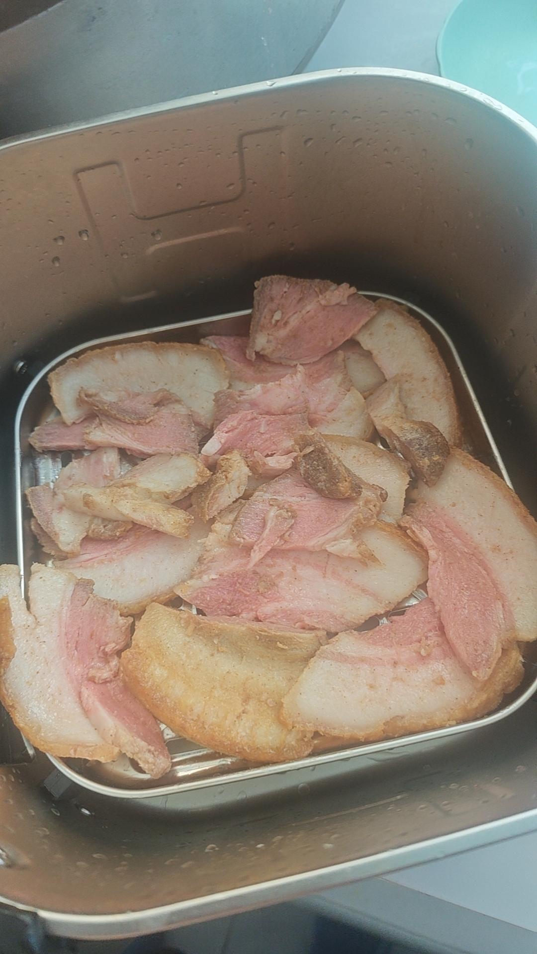 今天的烤肉味道不错，一大盆的肉一下子就吃完了！
烤肉家常做 烤肉聚餐好去处 老好
