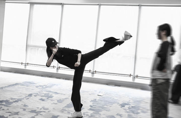 吴谨言 那是别的价钱吴谨言也太有梗了！粉丝讨腹肌照还谈 “价钱”，又萌又飒，狠狠