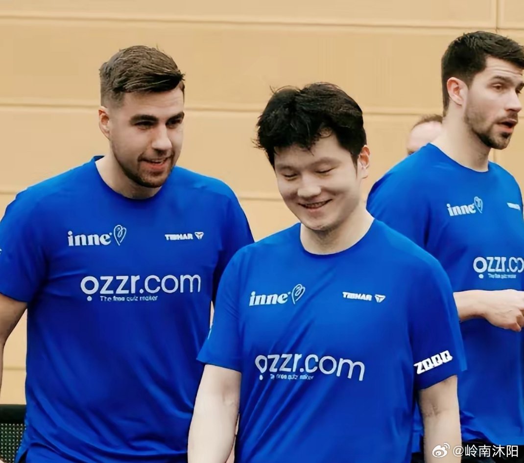 樊振东要重返国家队了？今天下午两会开幕，乒协主席王励勤被记者追问，直接给出关键回