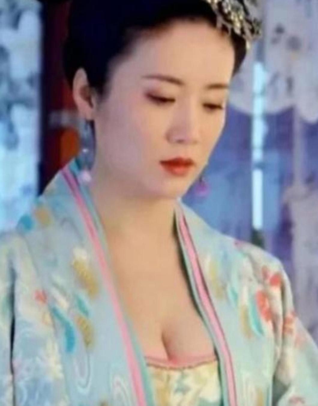 626 年，李世民强占了嫂嫂玳姬，玳姬日夜咒骂他。李世民大怒，将她秘密囚禁。便在