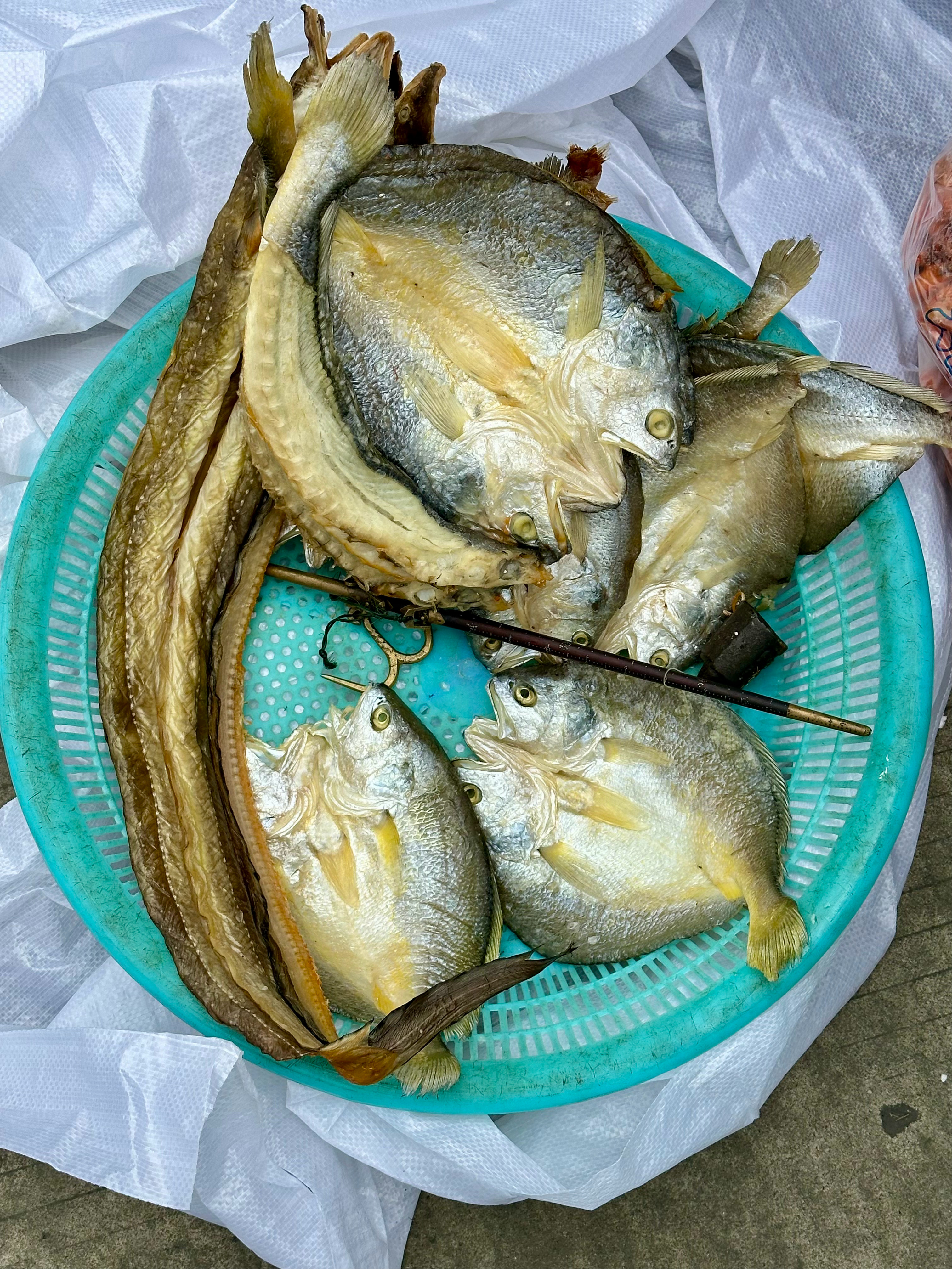 十多年来，有位温州人挑着扁担，游走在成都各处浙江人聚集地售卖土特产；靠口碑相传，