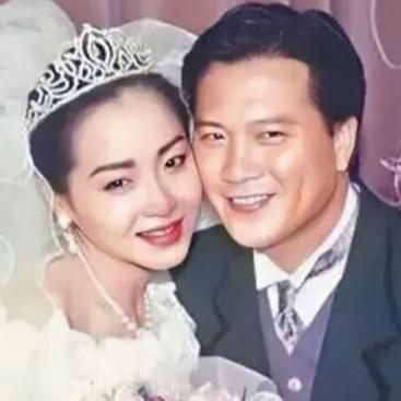 1984年，26岁的恬妞嫁给了印尼富豪，结婚当晚，她才知道老公可以娶二房，没想到