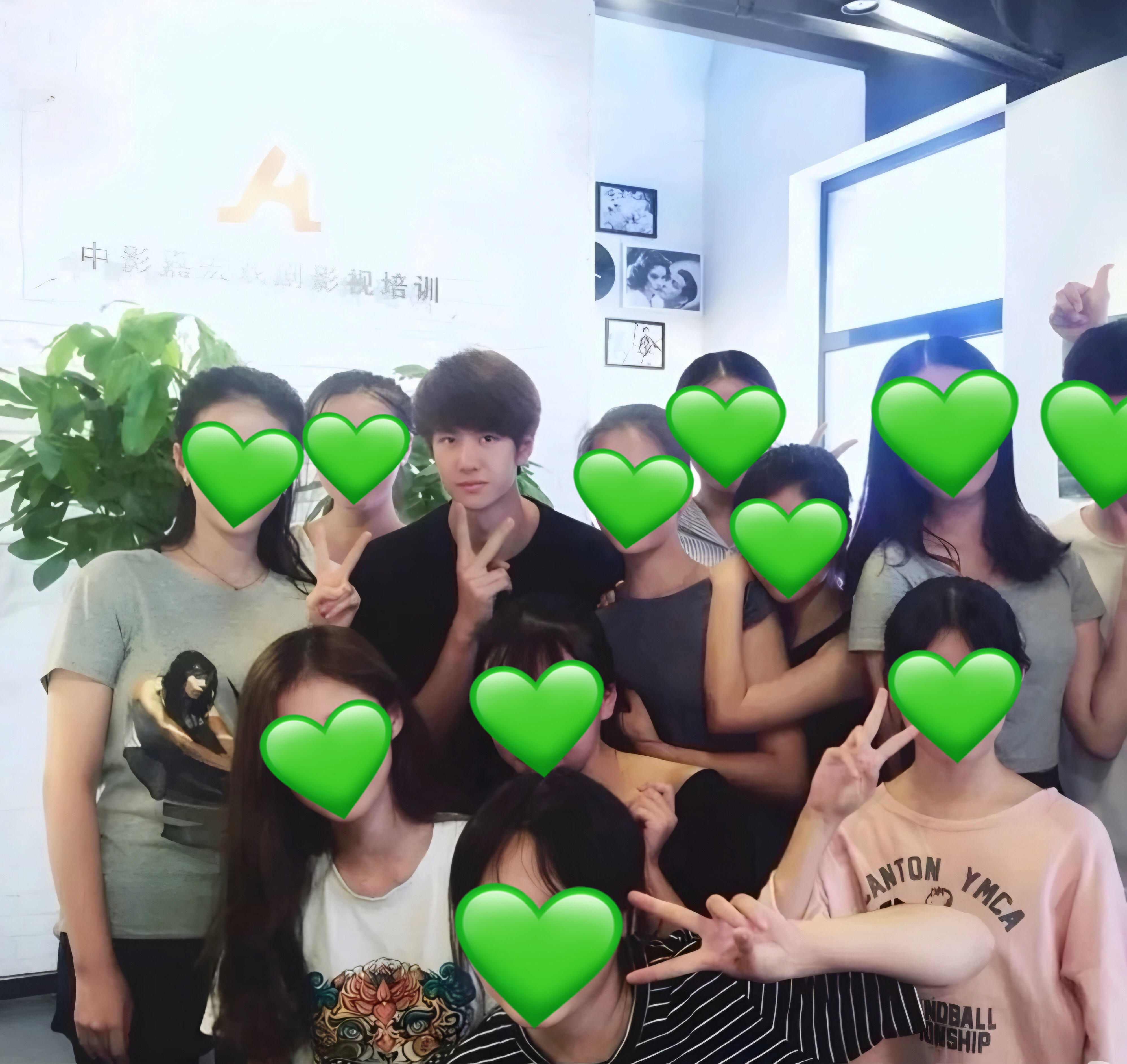 当年从韩国回来后公司一直没给工作，于是就自费去上表演课的王一博 