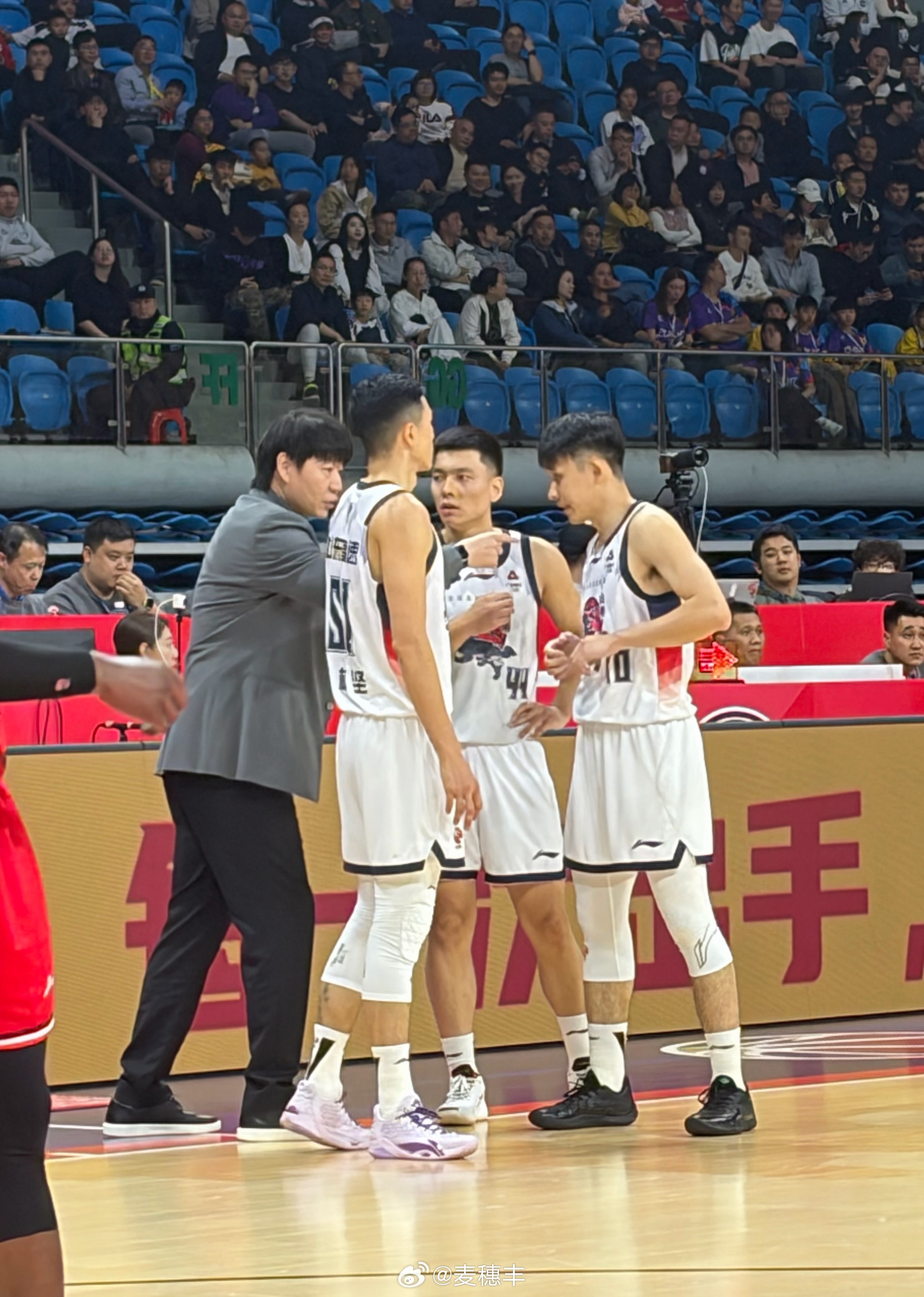 邱彪指导抓住一切机会面授机宜。龙狮男篮vs山东男篮 广州·广州体育馆