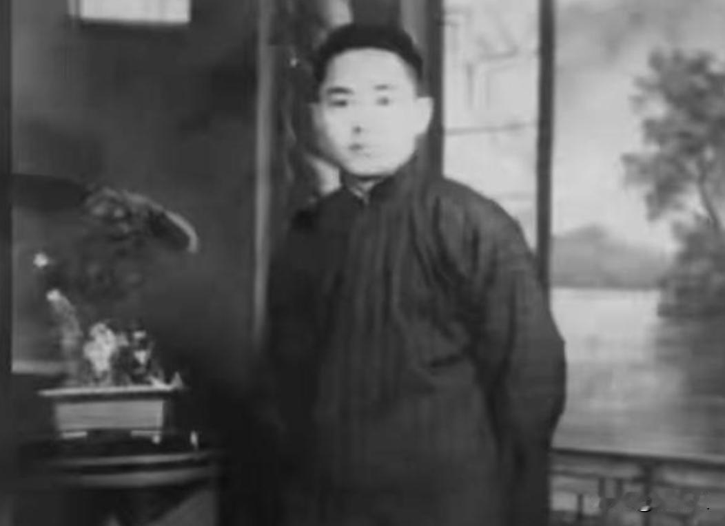 1942年，刘桂芬透过窗孔见到了王文，组织问“同意就真结婚，不同意就假扮夫妻，尽