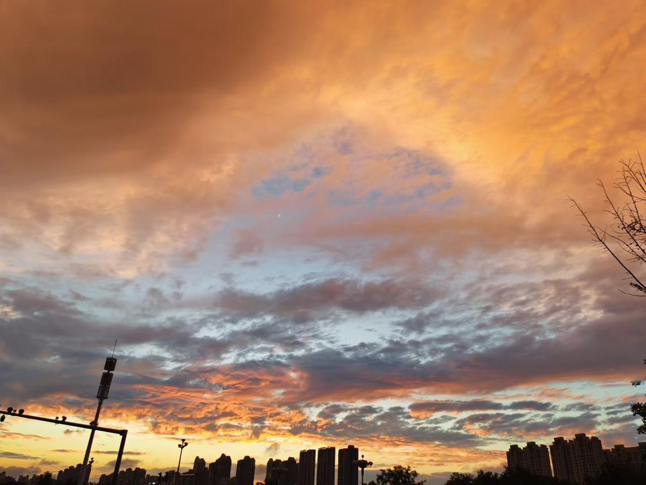 被这个天美到了，大自然的美真的很治愈人，原本是盼着下雨的，结果雨没下多点，傍晚被
