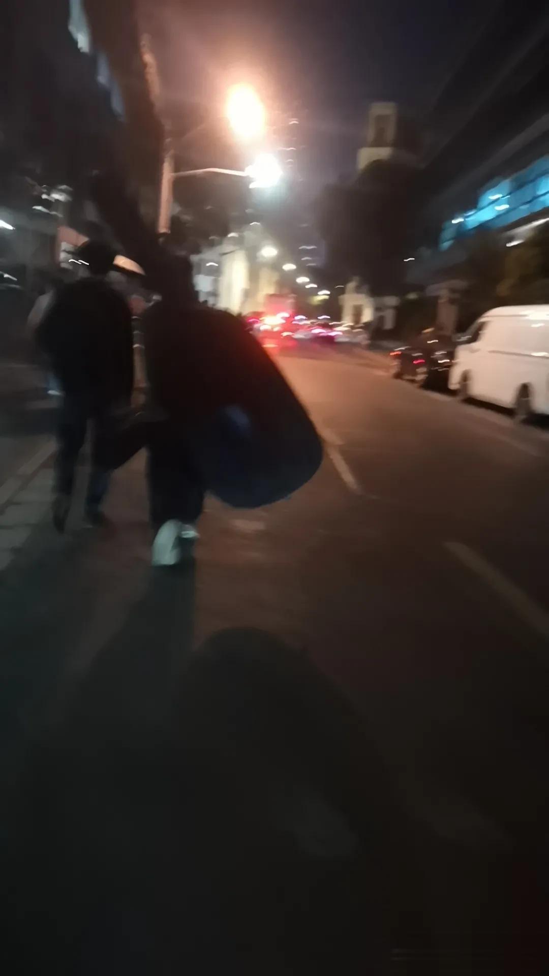 早上好！作家粥左罗在《学会成长》里说：人，永远不要赚太辛苦的钱。因为一旦习惯了赚