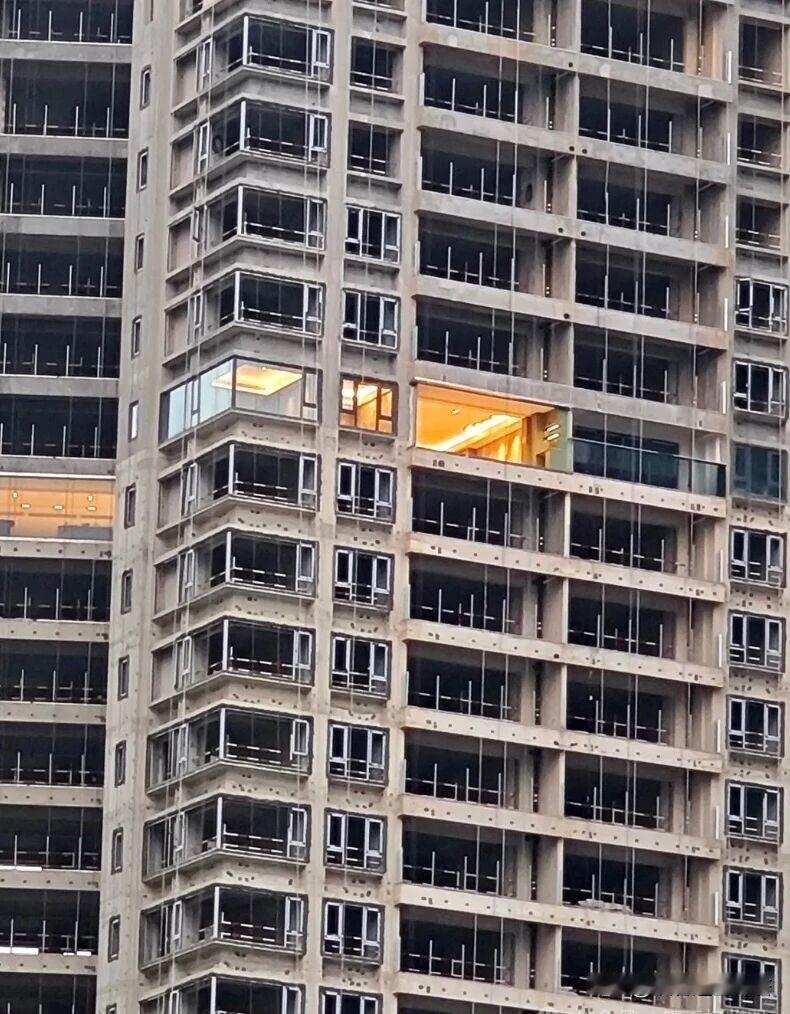 心疼这位业主，也许他就是唯一一个抢到房的幸运儿，还拍了彩蛋的那种。