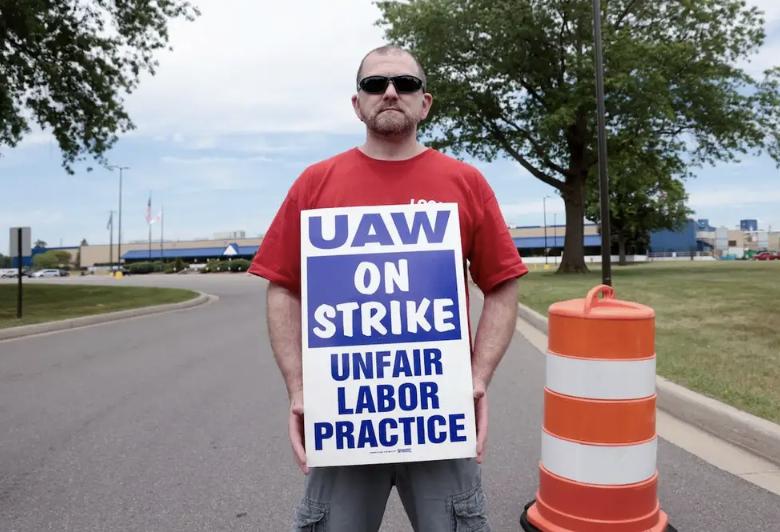 美国汽车工人又罢工了
大热天的，美国汽车工人联合会（UAW）又开始发动罢工了，这