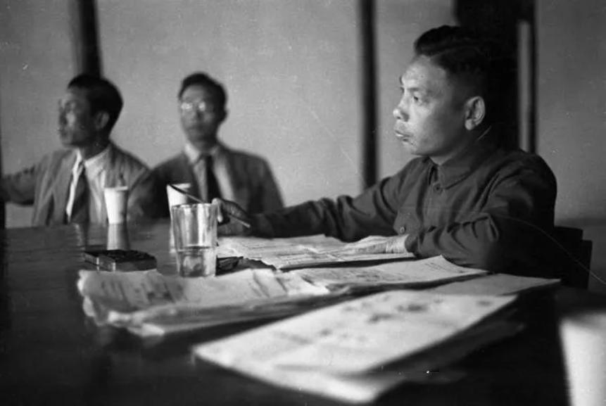 这几张照片是蒋经国在江西赣州时候的照片。有几张是1942年，蒋经国在赣州的法庭上
