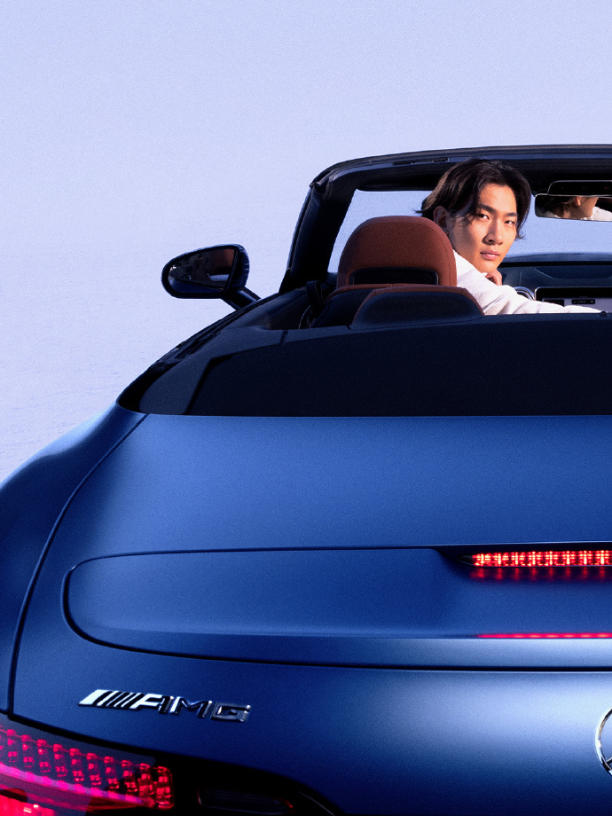 苏翊鸣喊你开板啦 当单板滑雪的破风声与AMG的引擎轰鸣在冰雪中交汇，苏翊鸣与梅赛