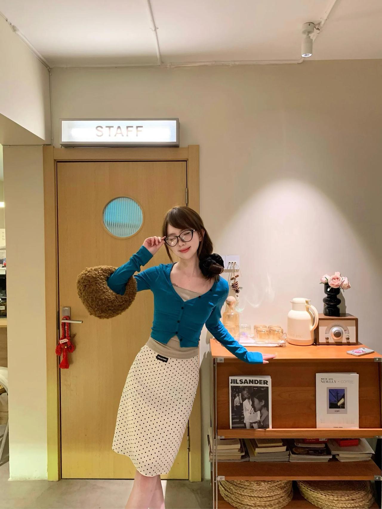 办公室穿搭：清新蓝上衣+波点裙，优雅又舒适！