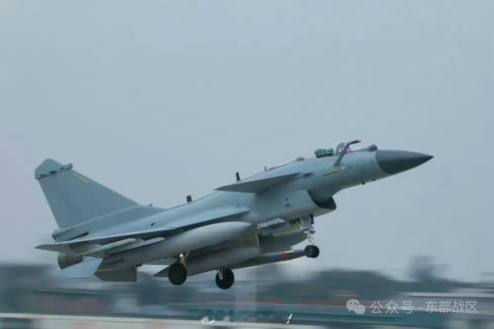 歼-10C首次曝光挂载某新型弹药190视角