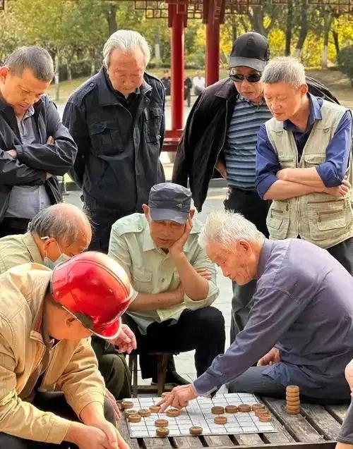 【棋盘上的童年，你敢来续写传奇吗？】
还记得小时候蹲在巷口看爷爷下棋吗？阳光晒得