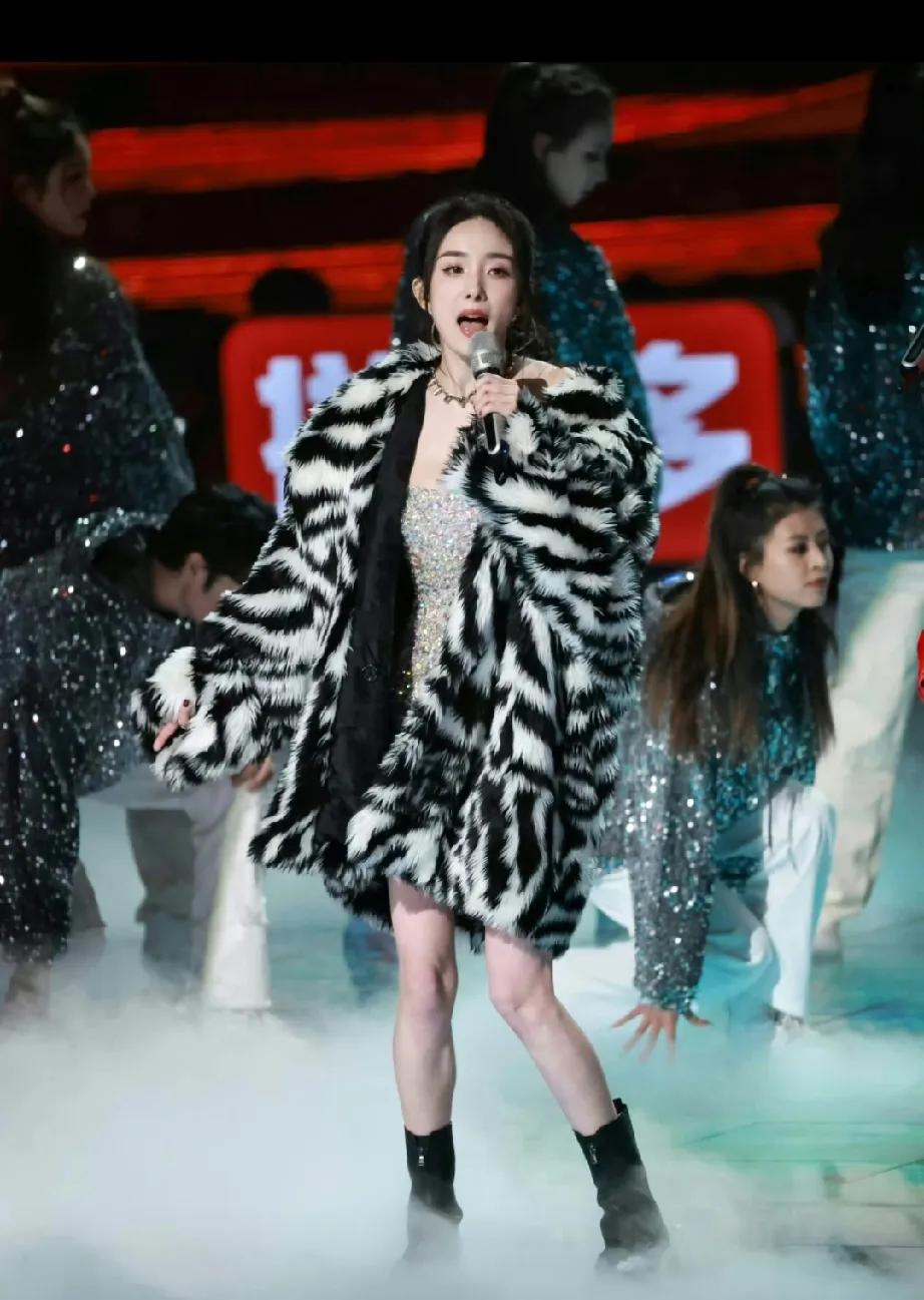 家人们谁懂啊！杨幂这是要把见面会开到机场的节奏吗？现场那叫一个人山人海、水泄不通