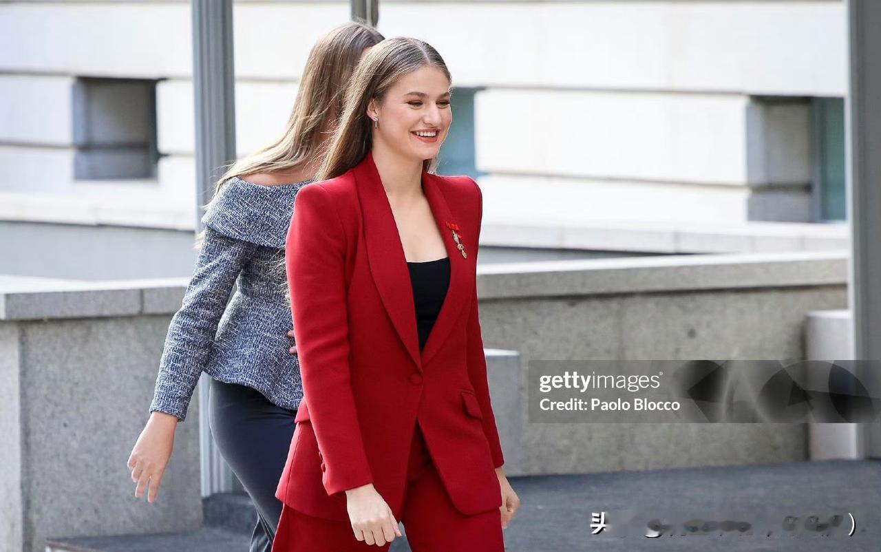 红红的莱昂诺尔公主！红红的未来女王！青春靓丽，和妹妹是一道靓丽风景线！