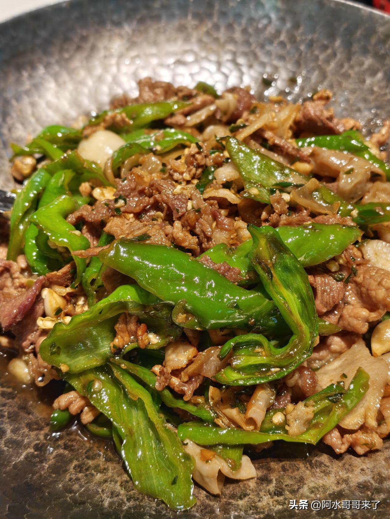 图一是费大厨的辣椒炒肉，图二三四五六七是我做的辣椒炒肉！

大家感觉谁的更好吃？