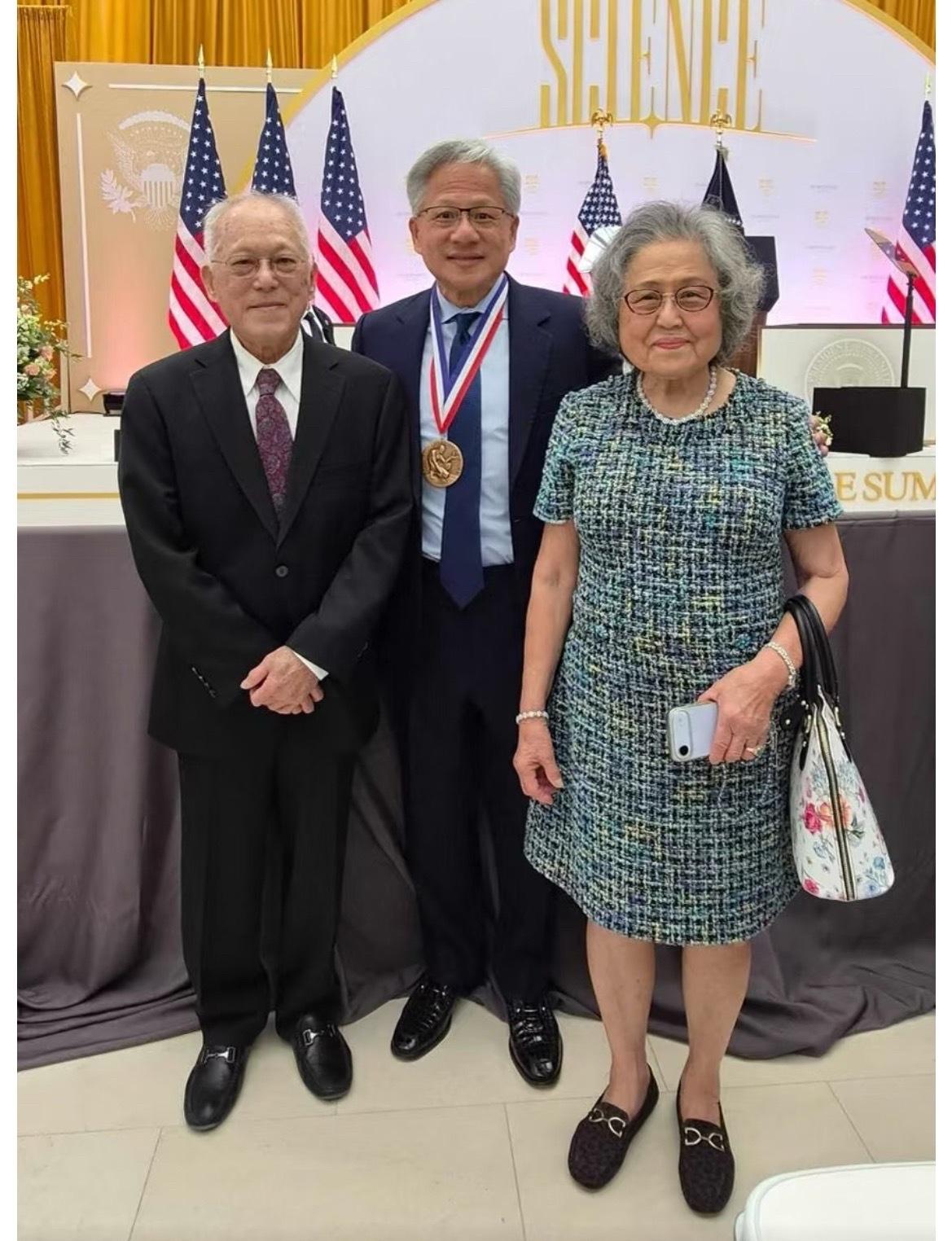 黄仁勋这人，打小就不是“乖宝宝”型。

在国内念书那会儿，他天天被同学打，打得灰