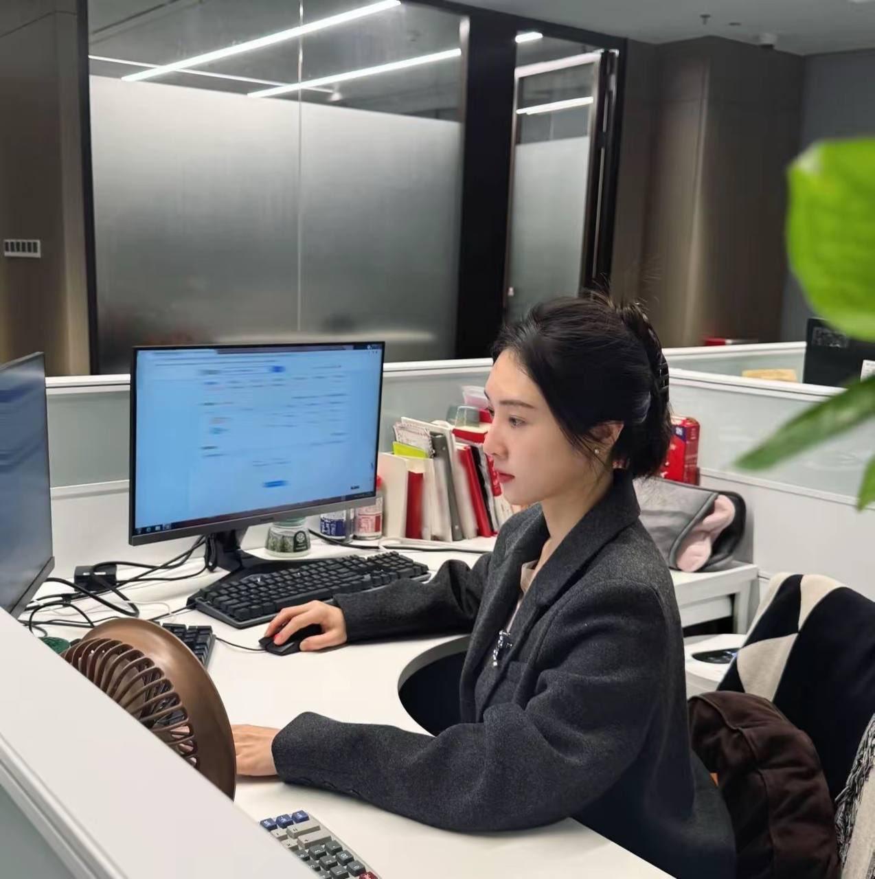 事业型的女性散发着一种独特的魅力，
说不出来，就是一种特殊的气质。