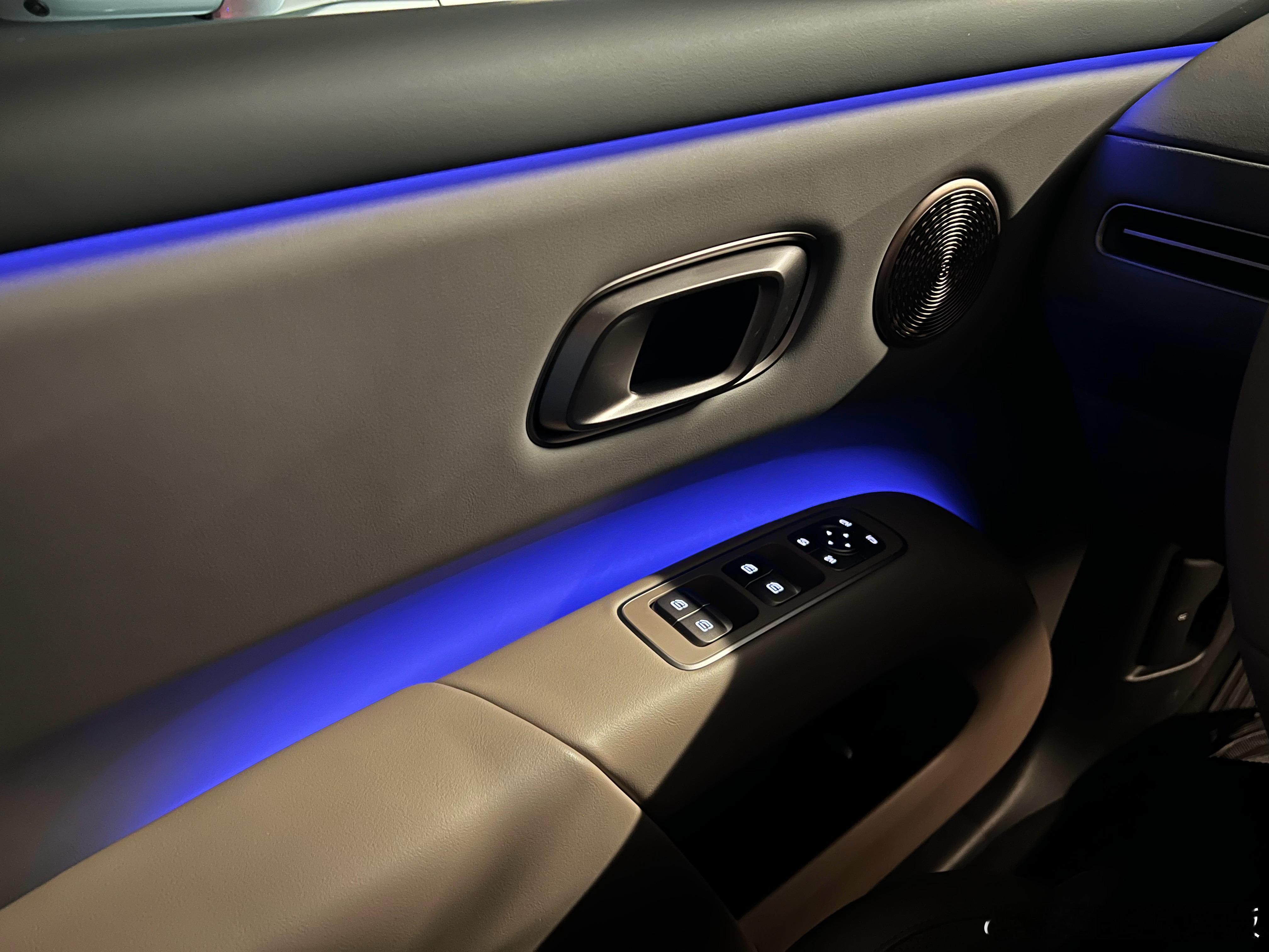 理想i8多了门板下面这个氛围灯感觉确实完全不一样理想汽车