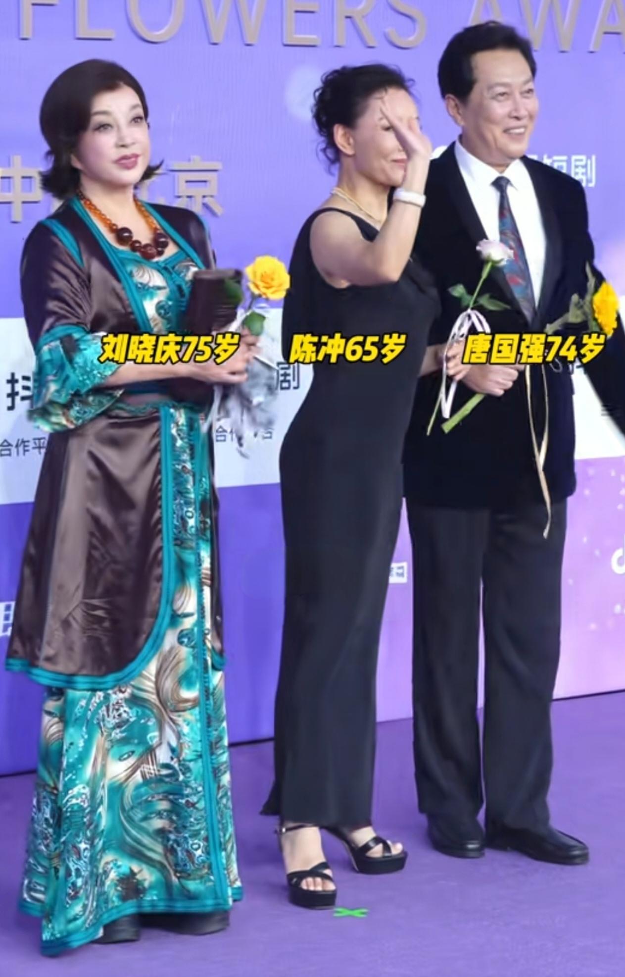 百花奖红毯，《小花》三位主演刘晓庆、陈冲、唐国强难得重聚。
 
陈冲好像在搞小圈