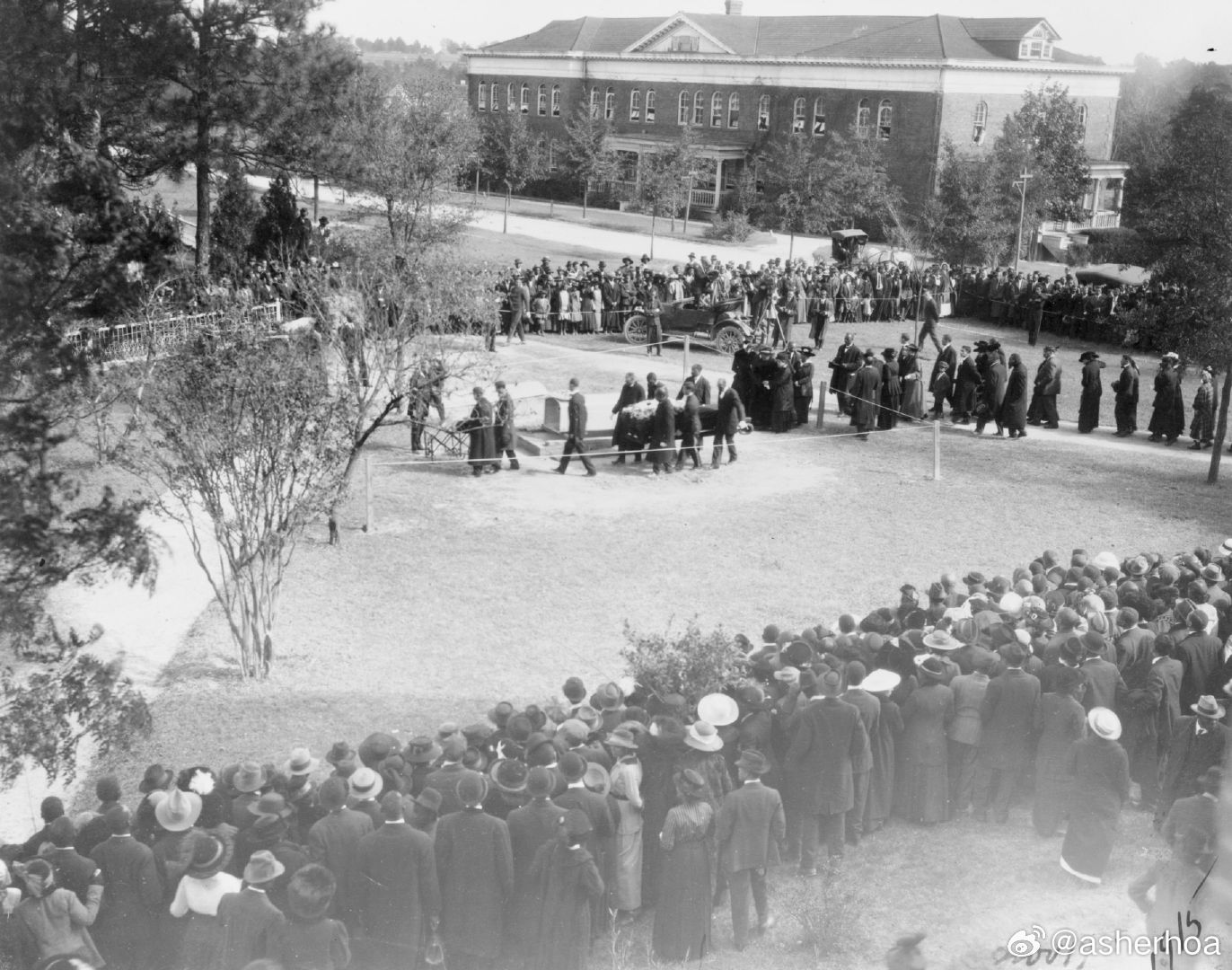 历史知识 历史人物 1915年冬，美国著名黑人政治家、教育家、作家布克·托利弗·